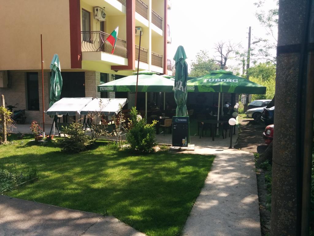 Central Park Family Hotel Kavarna Exteriör bild